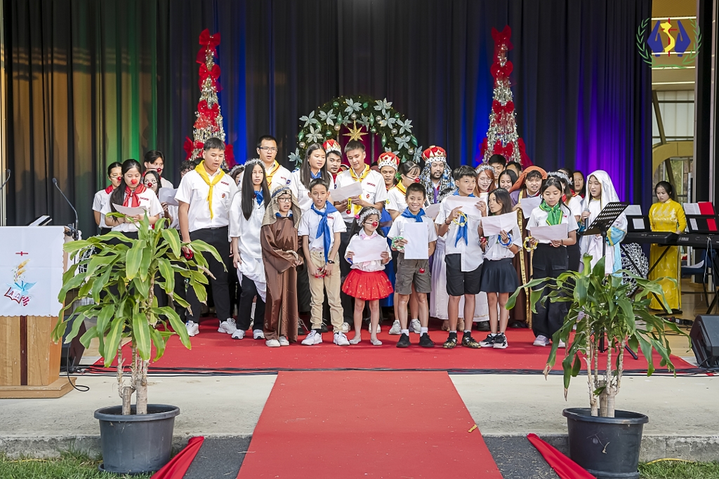 Ca Nguyện Giáng Sinh tại sân trường MSJ College Milperra tối 24/12 do Liên Ca Đoàn Lê Bảo Tịnh Sydney trình bày